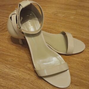 Nude. Size 9. Dress Shoe.